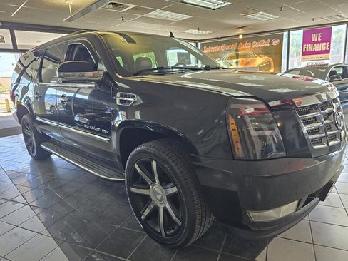 Used 2011 Cadillac Escalade ESV Luxury image 4
