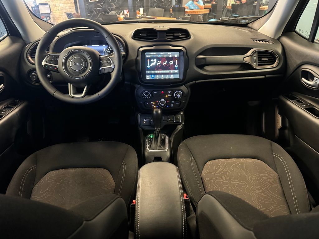Used 2023 Jeep Renegade Latitude AWD/4WD image 11