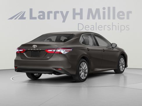 Used 2019 Toyota Camry SE w/ Audio Package FWD image 2