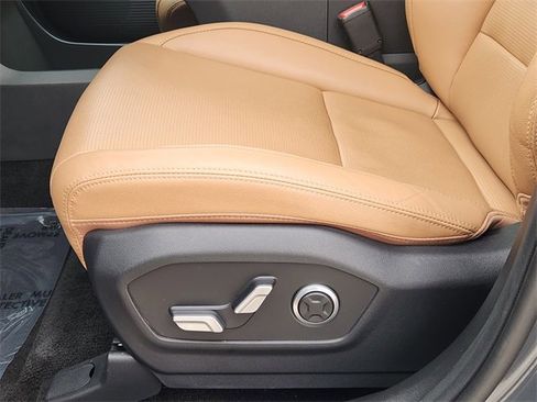 Certified 2025 Hyundai Santa Fe Limited image 18