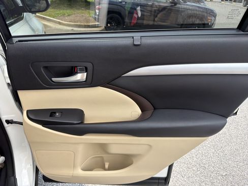 Used 2015 Toyota Highlander XLE FWD image 25