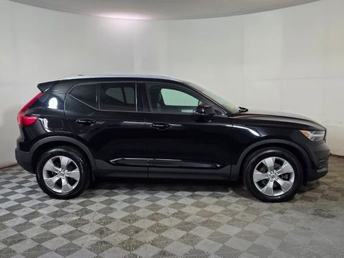 Used 2021 Volvo XC40 T5 Momentum w/ Climate Package image 8