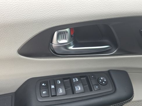 Used 2023 Chrysler Pacifica Touring-L FWD image 19