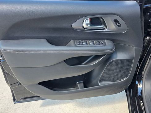 New 2025 Chrysler Pacifica Select image 25