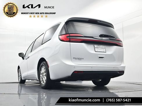 Used 2025 Chrysler Pacifica Select FWD image 38