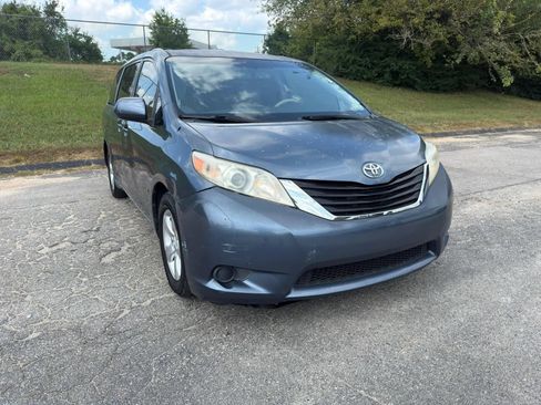 Used 2013 Toyota Sienna LE w/ Towing Pkg FWD image 2