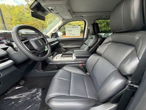 New 2025 Lincoln Navigator Reserve image 12