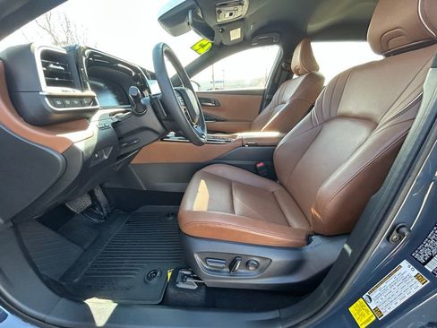 Used 2025 Toyota Crown Signia Limited image 11