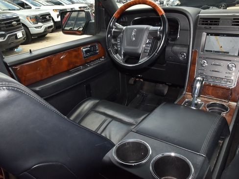 Used 2017 Lincoln Navigator L Select AWD/4WD image 16
