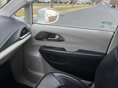 Used 2019 Chrysler Pacifica Limited image 28