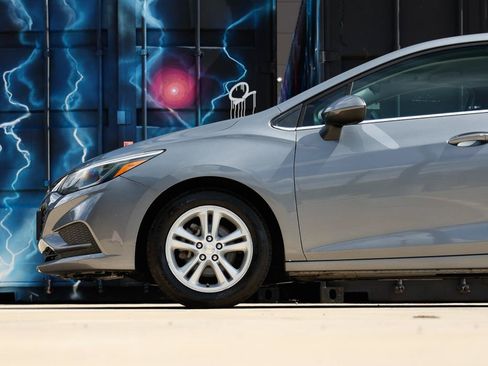 Used 2018 Chevrolet Cruze LT w/ Convenience Package FWD image 25