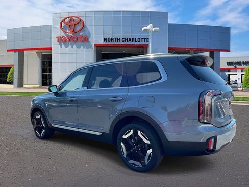 Used 2023 Kia Telluride EX w/ EX Captain's Chair Package FWD image 6