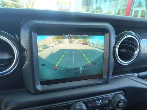 Used 2020 Jeep Wrangler Unlimited Sahara image 17