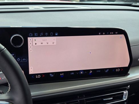 Used 2025 Chevrolet Traverse LT image 24