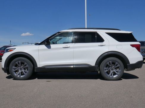 Used 2022 Ford Explorer XLT w/ Equipment Group 202A image 8