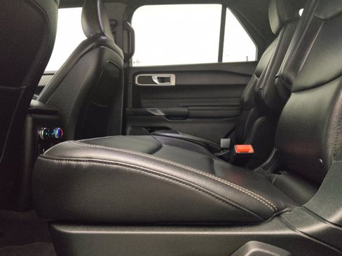 Used 2020 Ford Explorer XLT w/ Equipment Group 202A RWD image 18