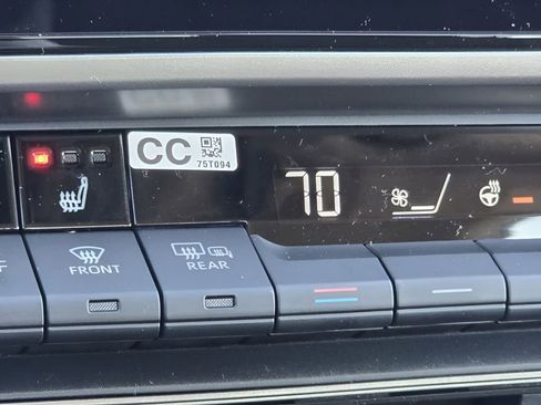 Used 2025 Toyota Camry XLE FWD image 4