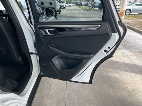Used 2022 Porsche Macan AWD/4WD image 30