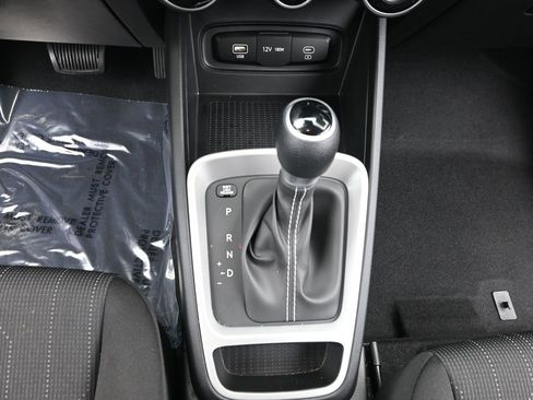 Certified 2025 Hyundai Venue SE image 21