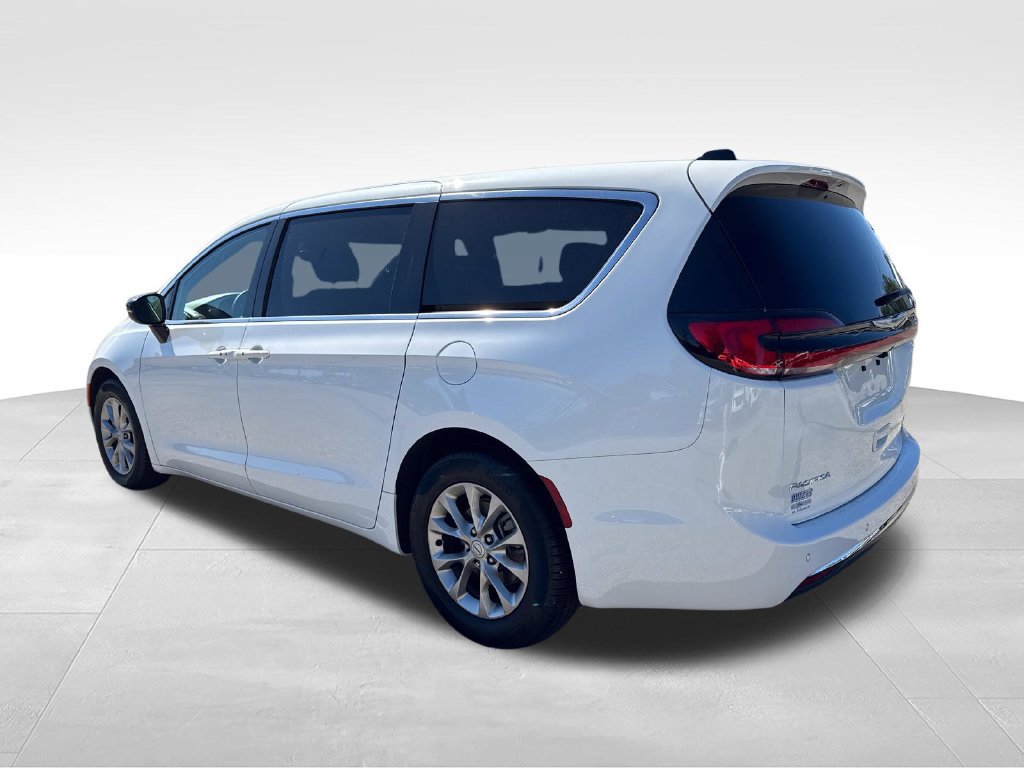 Used 2026 Chrysler Pacifica Limited FWD image 7