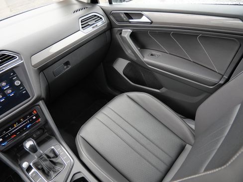 Certified 2022 Volkswagen Tiguan SE image 11
