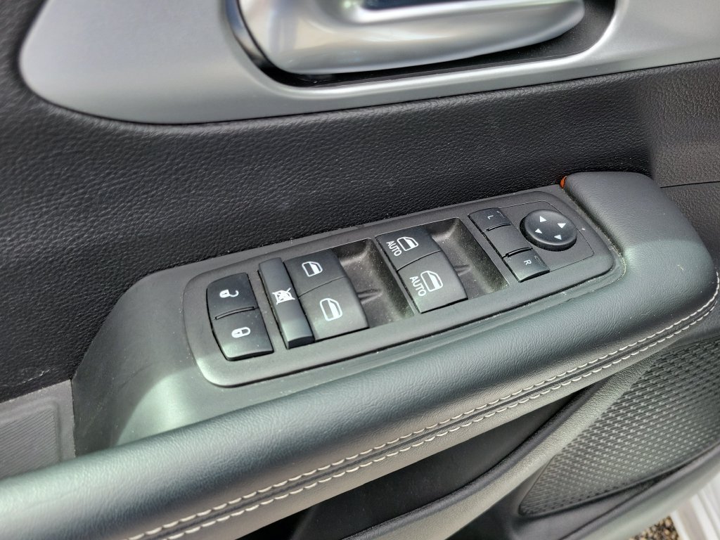 Used 2024 Chrysler Pacifica Touring FWD image 17