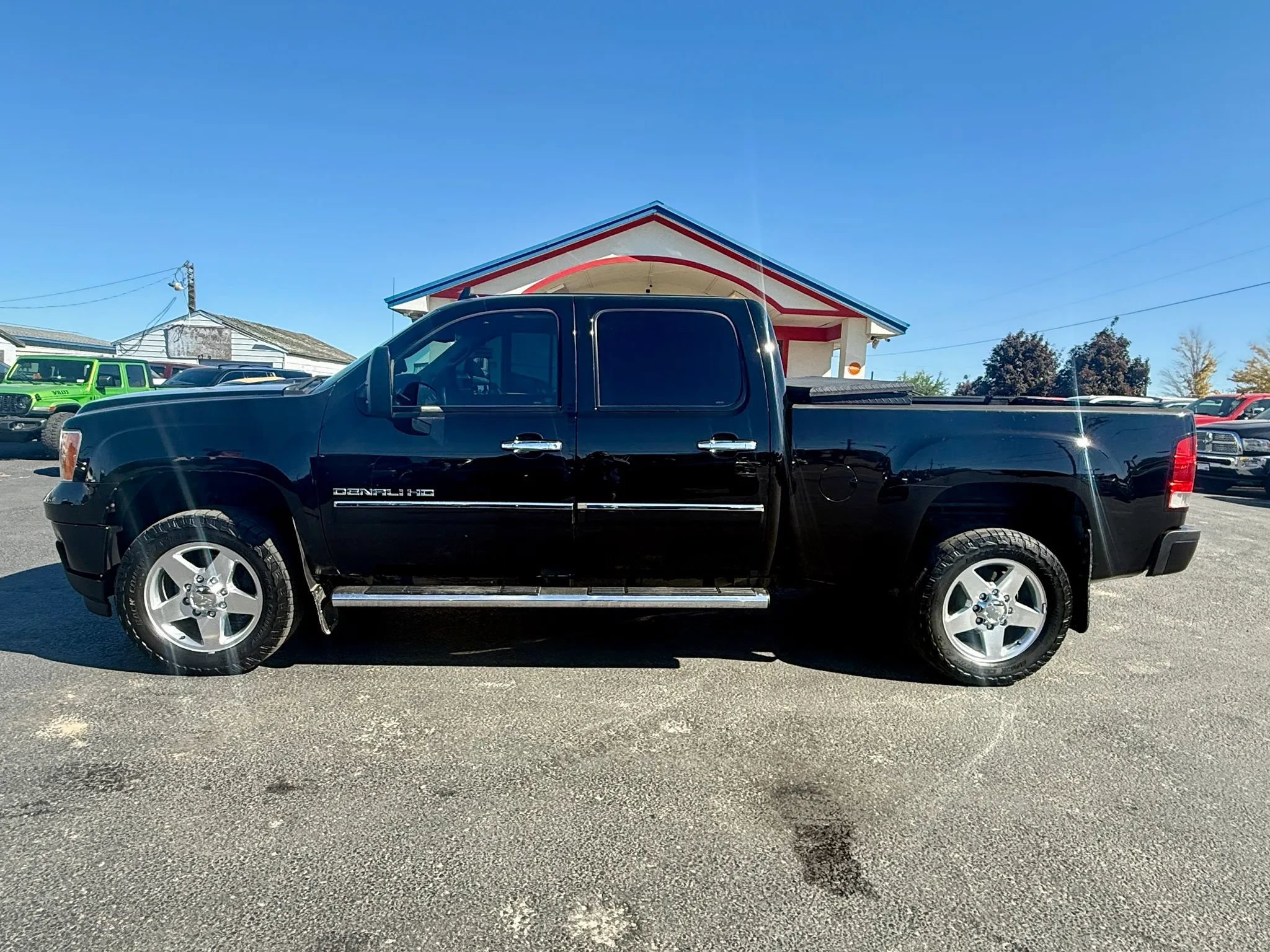 Used 2011 GMC Sierra 2500 Denali AWD/4WD image 2