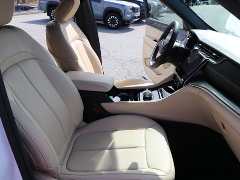 Used 2023 Jeep Grand Cherokee Limited w/ Luxury Tech Group II image 30