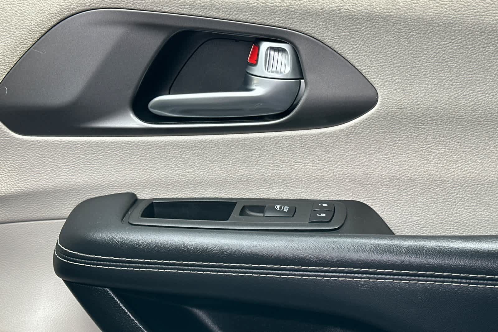 Used 2024 Chrysler Pacifica Limited FWD image 19