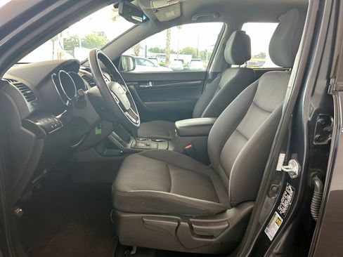 Used 2011 Kia Sorento LX w/ Convenience Pkg FWD image 10