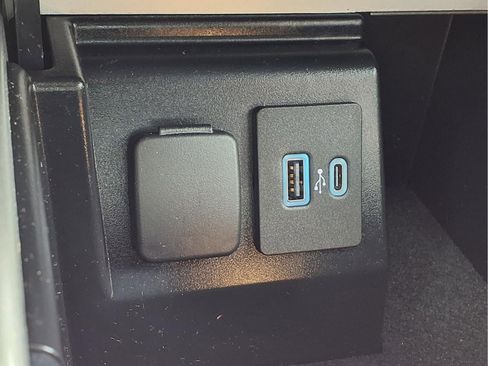 Used 2023 Ford Explorer XLT w/ Equipment Group 202A image 22