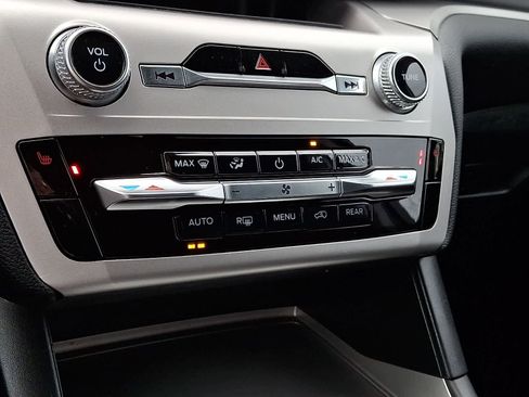 Used 2022 Ford Explorer XLT image 16