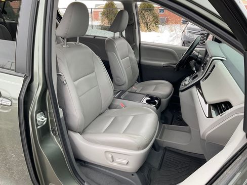 Used 2020 Toyota Sienna XLE w/ XLE Navigation Package image 19