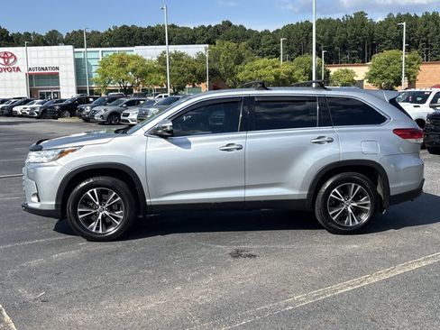 Used 2019 Toyota Highlander LE AWD/4WD image 8