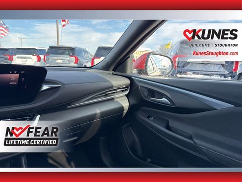 Used 2024 Buick Envista Preferred w/ Advanced Safety Package image 42