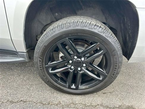 Used 2019 Chevrolet Suburban LT image 11