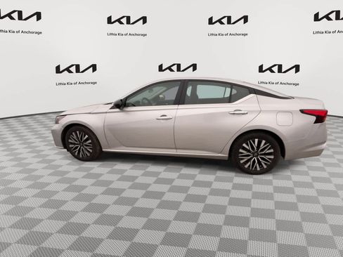 Used 2024 Nissan Altima 2.5 SV FWD image 6