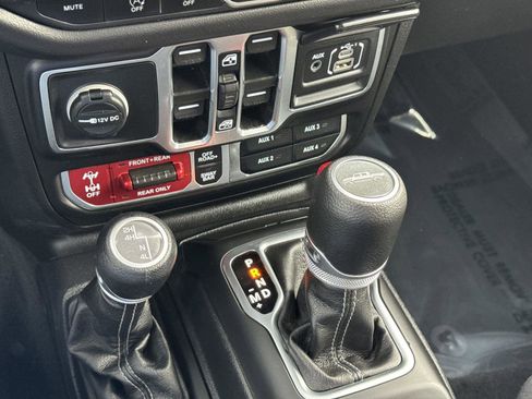 Certified 2025 Jeep Gladiator Rubicon w/ Convenience Group AWD/4WD image 19