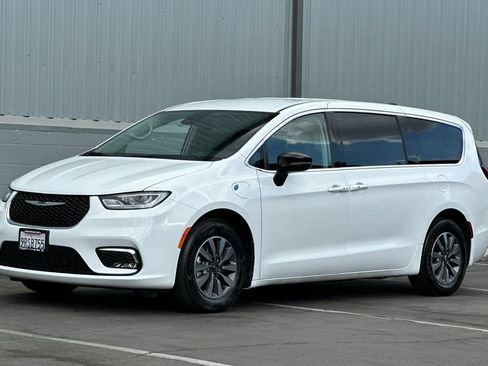 Used 2024 Chrysler Pacifica Limited FWD image 8