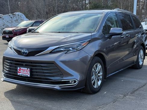 Certified 2024 Toyota Sienna Platinum image 1