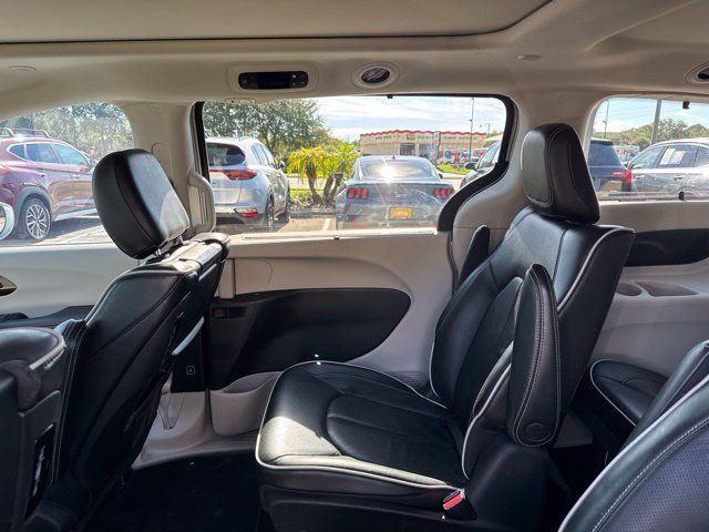 Used 2022 Chrysler Pacifica Limited w/ Uconnect Theater Family Group FWD image 19