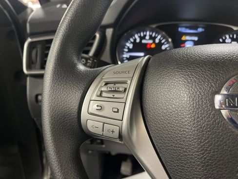 Used 2016 Nissan Rogue SV image 16