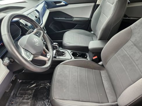 Used 2024 Volkswagen Taos SE FWD image 4