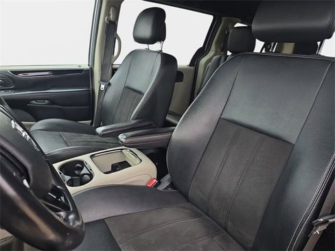 Used 2019 Dodge Grand Caravan SXT image 18