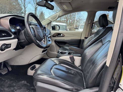 Used 2017 Chrysler Pacifica Touring-L image 13