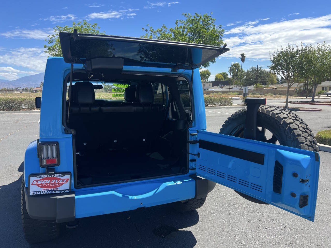 Used 2018 Jeep Wrangler Unlimited Sahara w/ Connectivity Group AWD/4WD image 28
