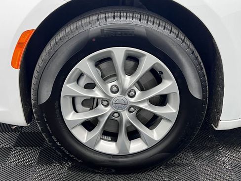 Used 2025 Chrysler Pacifica Select AWD/4WD image 11