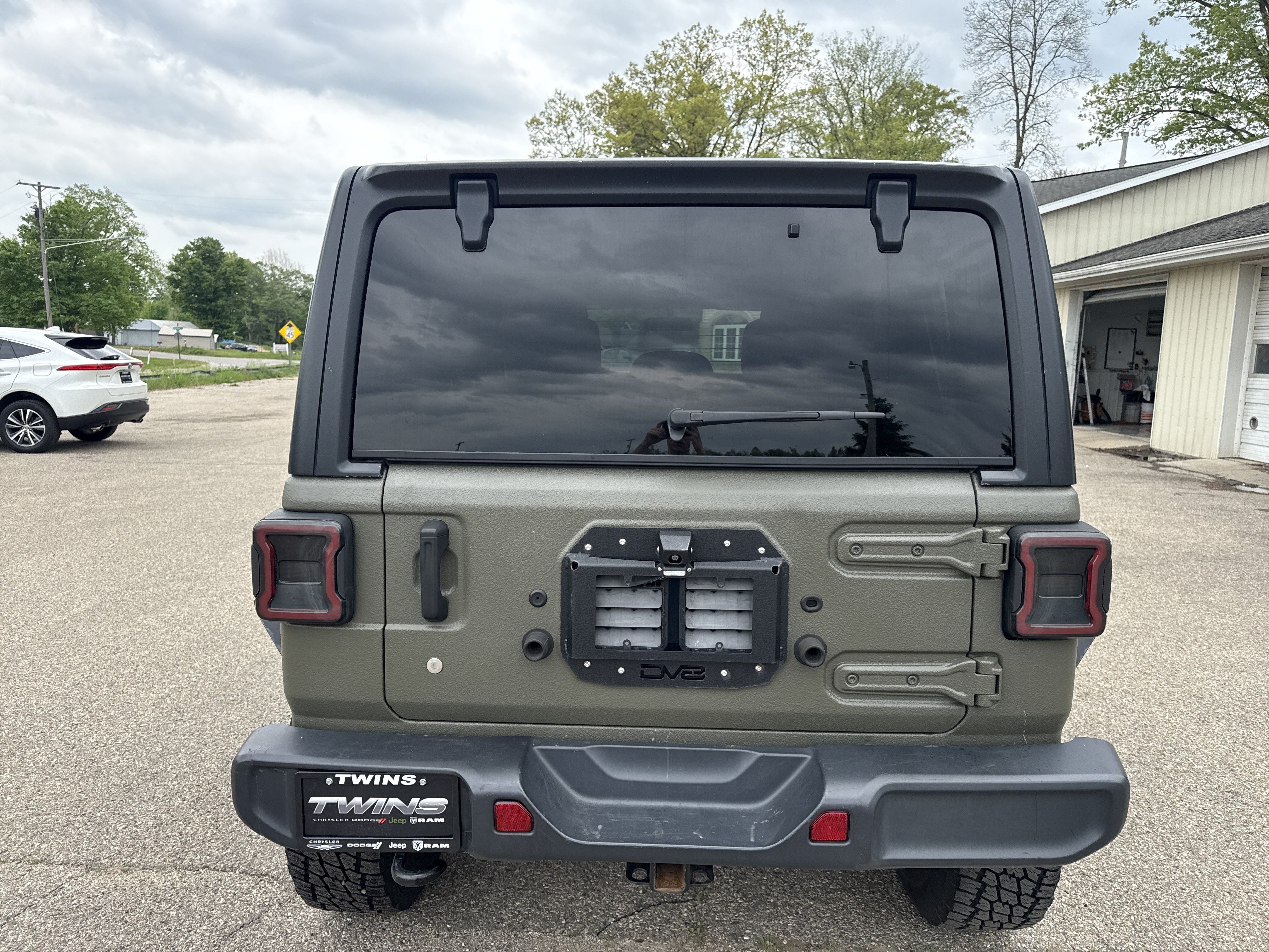 Used 2018 Jeep Wrangler Unlimited Sahara AWD/4WD image 4