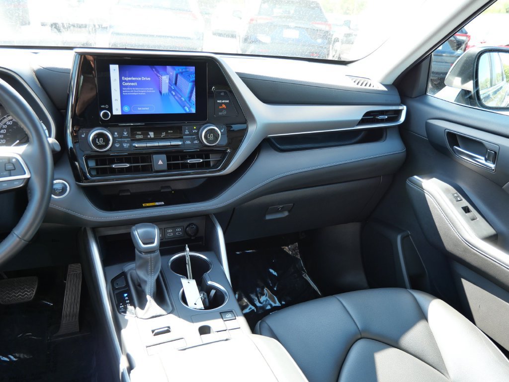 Used 2024 Toyota Highlander XLE AWD/4WD image 14