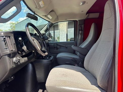 Used 2019 GMC Savana 3500 w/ Driver Convenience Package RWD image 2